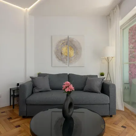 Apartament Sakura - En Front De *