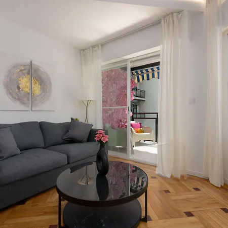 Sakura - En Front De Daire *